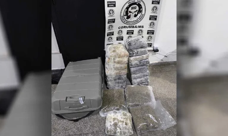 Polícia Civil prende passageira com quase 20 kg de skunk em ônibus de turismo no bairro Porto Carreiro, em Corumbá.