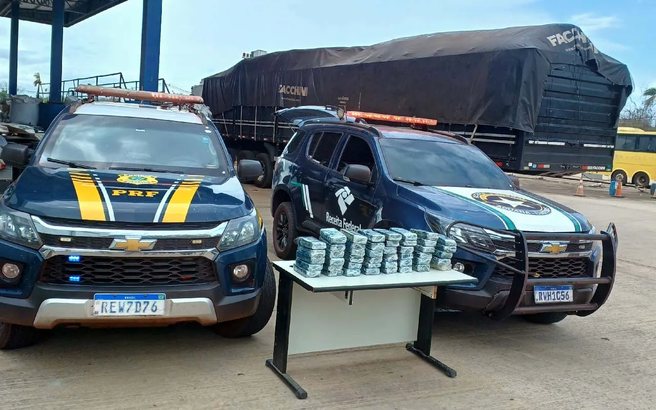 PRF e Receita Federal apreendem 48 kg de cocaína escondidos em carreta durante fiscalização em Corumbá