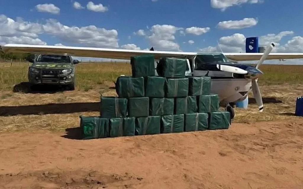 Avião carregado com 1 tonelada de cocaína é interceptado pela FAB 3 Cerca de 1 tonelada de cocaína é apreendida em avião interceptado pela FAB e forças de segurança em Mato Grosso.