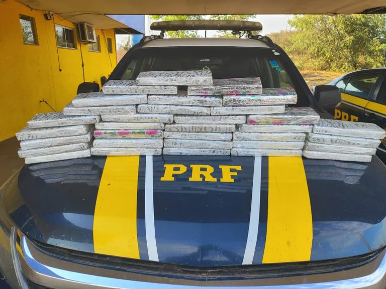 PRF prende passageiro com 22,5 kg de maconha em ônibus intermunicipal na BR-262, em Água Clara