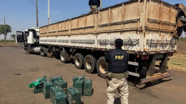 PRF apreende 329 kg de cocaína escondidos em carga de milho em Paranaíba, no MS, durante fiscalização na BR-158.