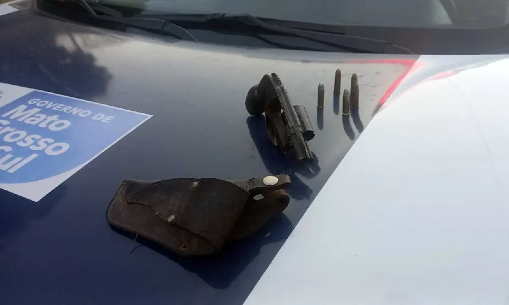 Polícia Militar apreende arma escondida em veículo durante abordagem em Ladário 2 arma de fogo ladario2 arma