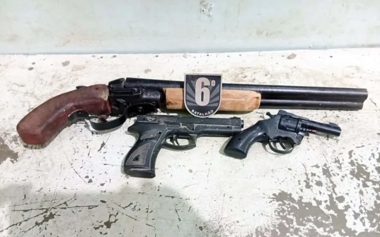 PM apreende arma artesanal e simulacros em Corumbá após denúncia de violência doméstica; suspeito fugiu do local.