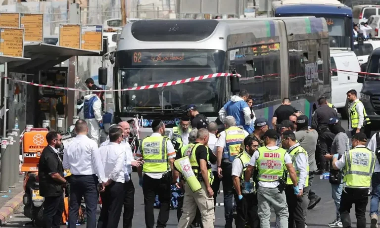 Ataque terrorista a um ônibus na entrada norte de Jerusalém deixa seis mortos e mais de dez feridos; polícia diz que atiradores foram mortos.