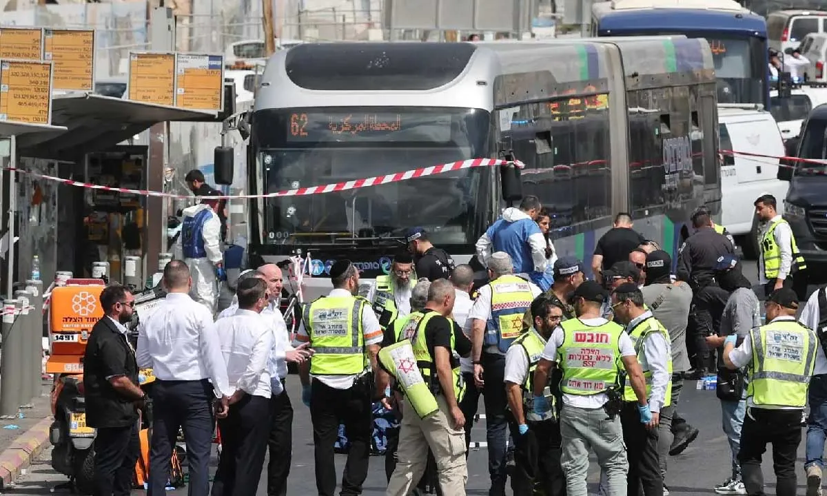 Ataque terrorista a um ônibus na entrada norte de Jerusalém deixa seis mortos e mais de dez feridos; polícia diz que atiradores foram mortos.