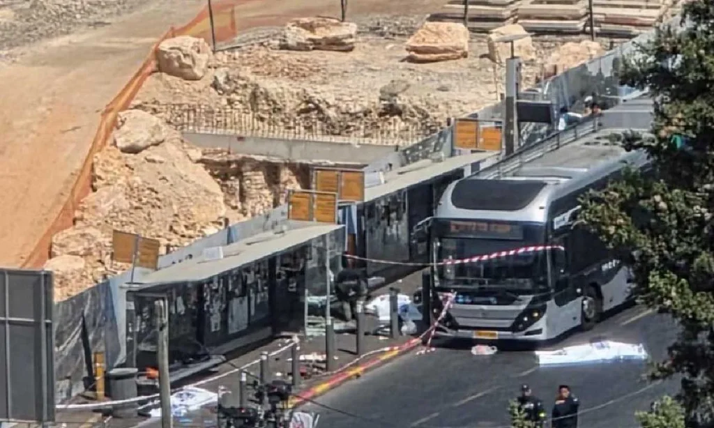 Ataque terrorista a um ônibus na entrada norte de Jerusalém deixa seis mortos e mais de dez feridos; polícia diz que atiradores foram mortos.