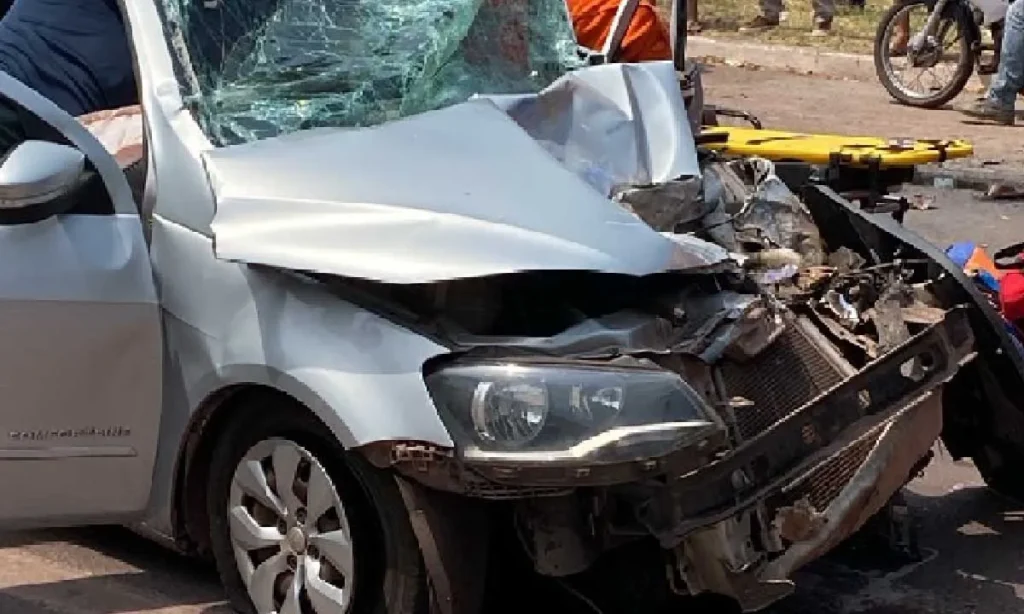 Colisão entre carro e carreta na BR-262, em Corumbá, deixa mulher ferida com fratura e corte profundo.