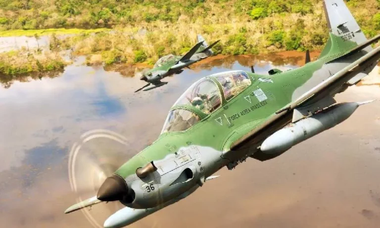 Piloto lança avião com mais de 500 kg de skunk em represa no Amazonas após perseguição aérea da FAB.