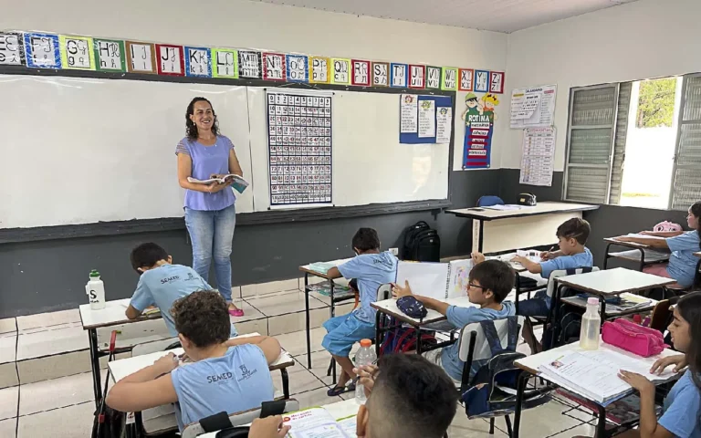 Campo Grande abre processo seletivo para professores temporários da Reme; inscrições seguem até 3 de outubro no site da Fapec.
