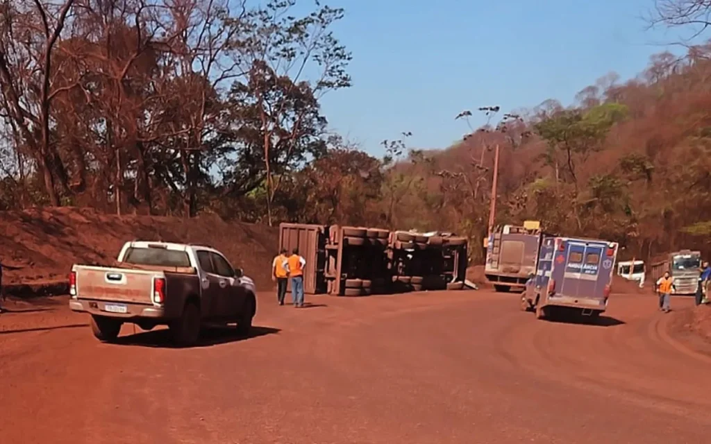 Motorista morre após tombamento de carreta na curva da Cascalheira em Corumbá; perícia investiga as causas.