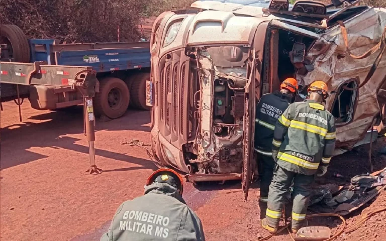 caminhoneiro morre em acidente