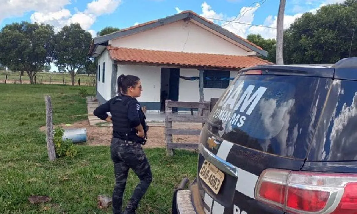 Mulher é resgatada de fazenda no Pantanal após ser mantida em cárcere privado; suspeito foi preso pela Polícia Civil.