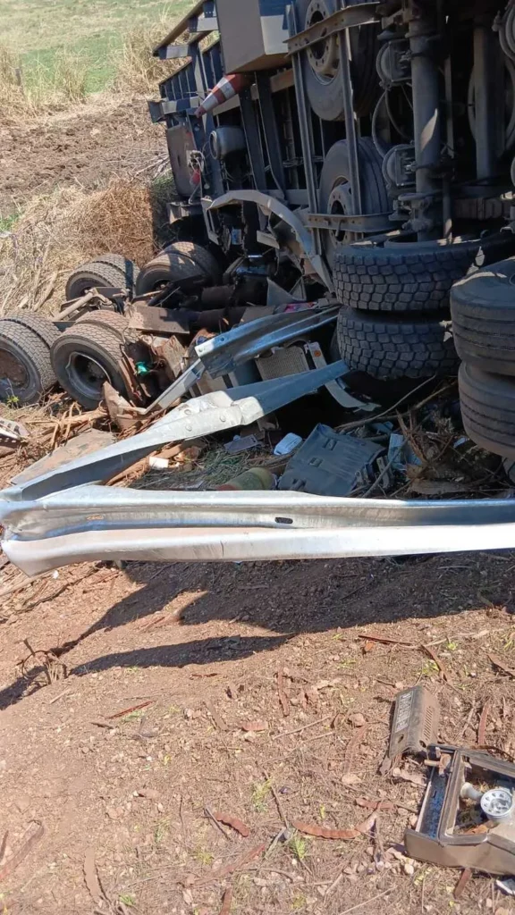 carreta tombada BR-262