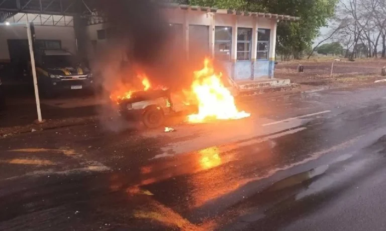 PRF apreende carro em Amandina e ocupantes ateiam fogo no veículo em frente à unidade policial.