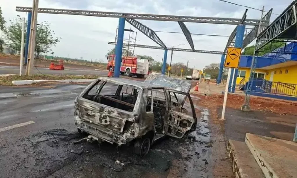 carro incendiado2 PRF