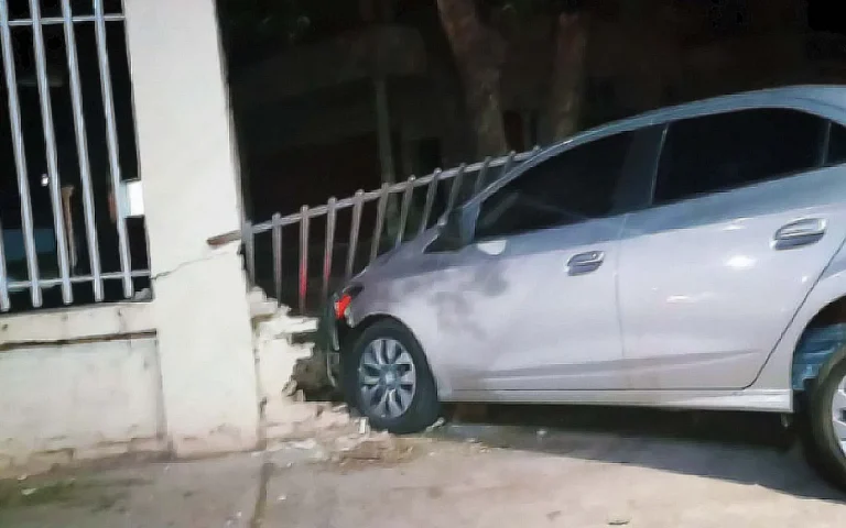 Motorista de 26 anos é preso por embriaguez ao volante em Corumbá após colidir com muro do Exército e ameaçar PMs.