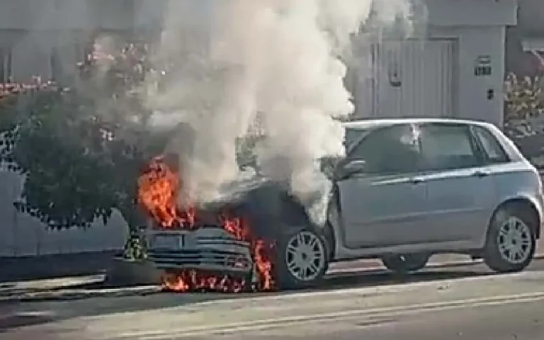 Bombeiros controlam incêndio em veículo em frente à policlínica de Ladário