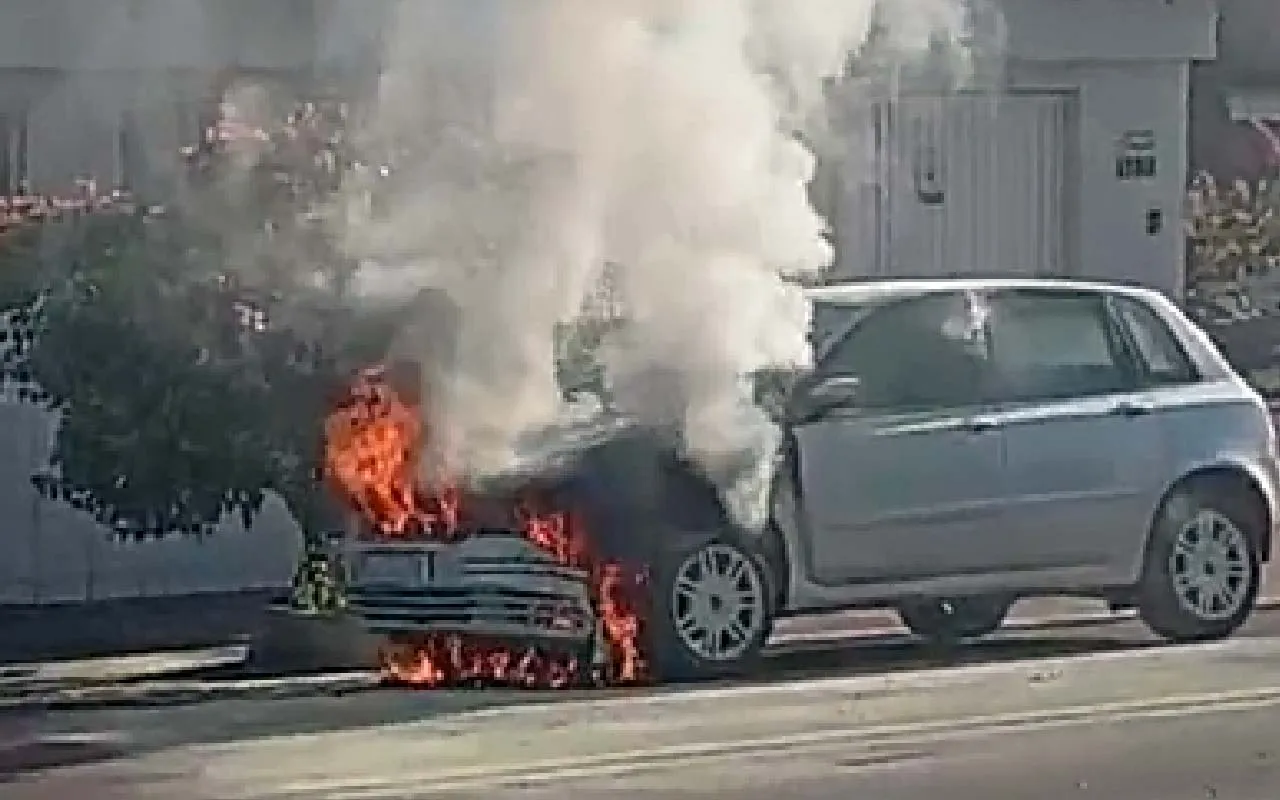 No momento, você está visualizando Bombeiros controlam incêndio em veículo em frente à policlínica de Ladário