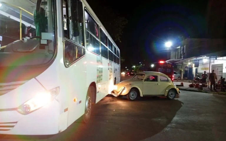 Colisão entre ônibus e Fusca em Corumbá mobilizou bombeiros; motorista de 68 anos recusou atendimento hospitalar.