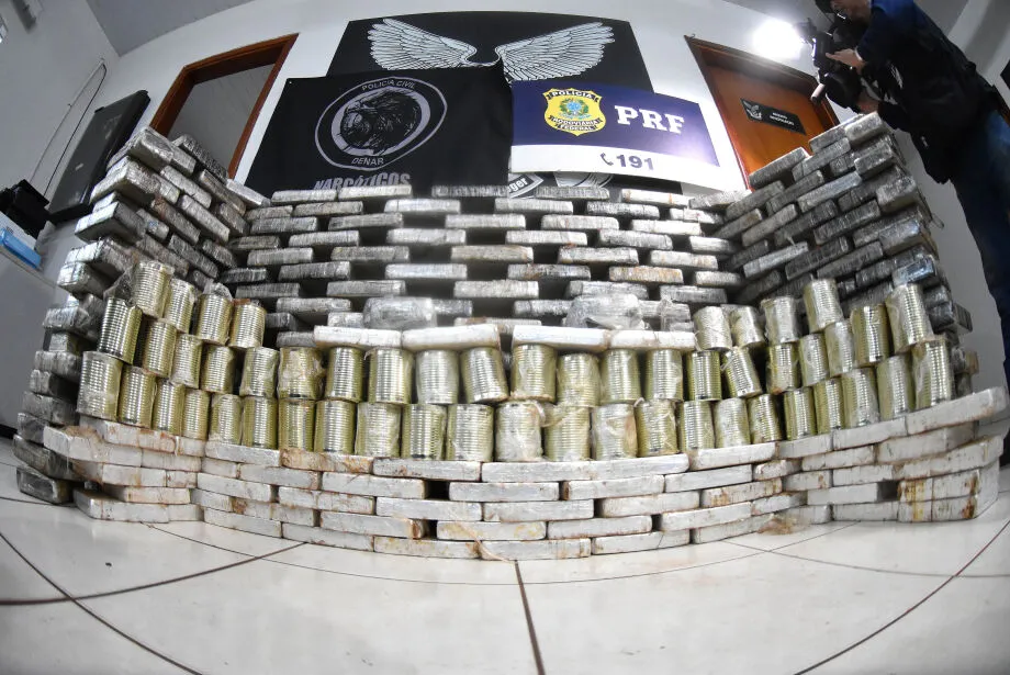 Denar e PRF apreendem 322 kg de cocaína em Ponta Porã; casal é preso e droga estava escondida em carreta.