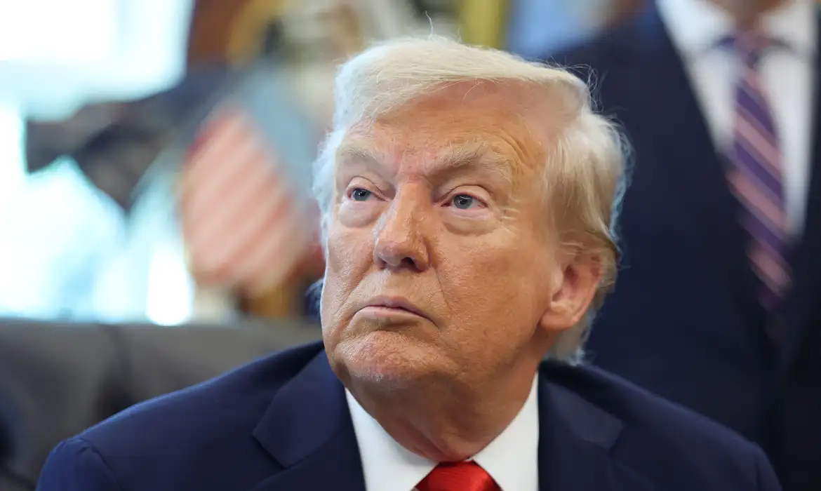 Leia mais sobre o artigo Trump ameaça cassar licenças de TVs e rádios que o criticam