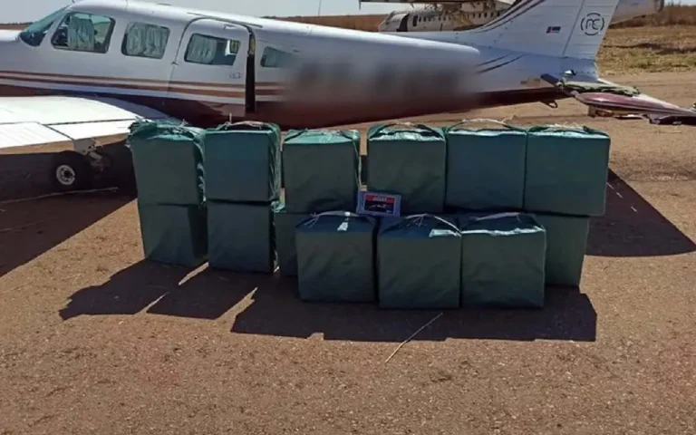 Cerca de 1 tonelada de cocaína é apreendida em avião interceptado pela FAB e forças de segurança em Mato Grosso.