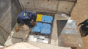 Leia mais sobre o artigo PRF intercepta caminhão com 220 kg de cocaína na BR-262 em Terenos