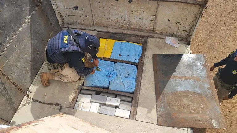 Folha MS - Notícias de Corumbá, Ladário e todo Estado de Mato Grosso do Sul 27 PRF apreende 220 kg de cocaína em caminhão na BR-262, em Terenos; motorista saiu de Corumbá e iria para Campo Grande.