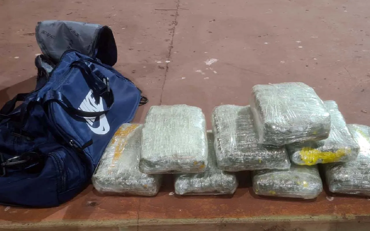 Operação Ágata Pantanal III apreende 4,2 kg de maconha em ônibus na saída de Corumbá; droga estava em mala sem identificação.