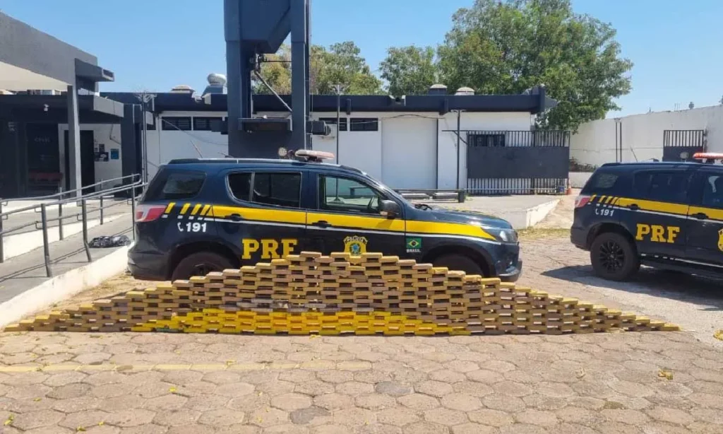 PRF intercepta caminhão com 262 kg de cocaína em Corumbá 2 PRF apreende 262 kg de cocaína em Corumbá; droga estava escondida no tanque de combustível de caminhão.