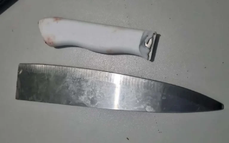 Homem de 31 anos é preso por violência doméstica em Corumbá após agredir esposa e quebrar fogão com faca.