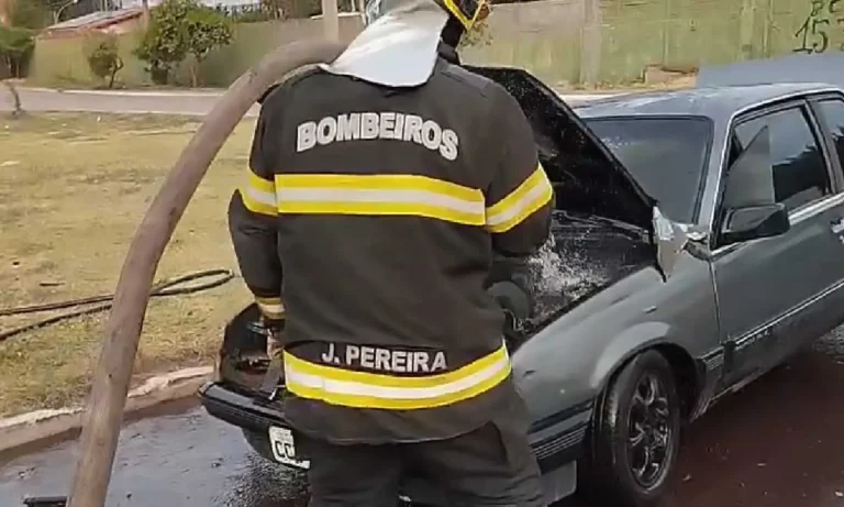 Incêndio atinge carro no centro de Corumbá; Corpo de Bombeiros usa 200 litros de água para conter as chamas.