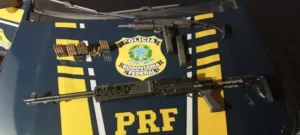 Leia mais sobre o artigo Caminhão com drogas e armamento pesado é interceptado pela PRF na capital