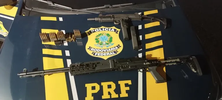 PRF apreende mais de 2,5 toneladas de maconha e armas em caminhão interceptado em Campo Grande; motorista foi preso.