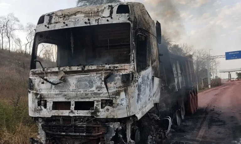 Incêndio destrói caminhão na BR-262 em Corumbá; veículo usado no transporte de minério de ferro estava vazio.
