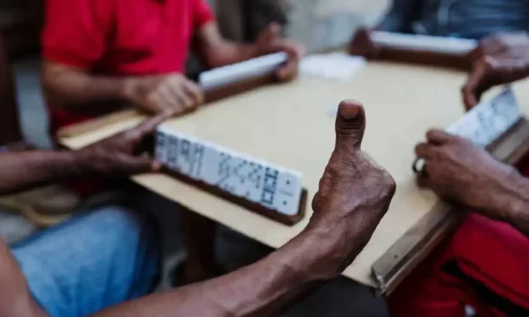 Briga em jogo de dominó termina com homem morto a facada em Paranaíba; suspeito foi preso em flagrante tentando fugir.