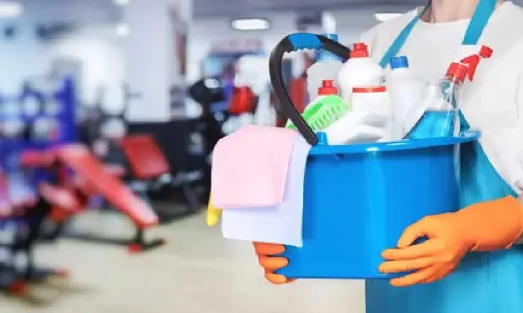 Estudos apontam presença de bactérias perigosas em equipamentos de academias 2 Bactérias podem ser eliminadas com uso de álcool 70%