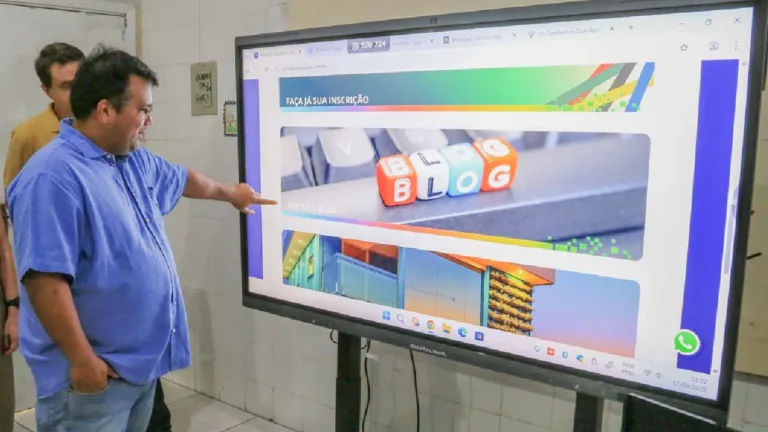 Escolas de Corumbá recebem Chromebooks e lousa digital em projeto piloto da rede municipal.