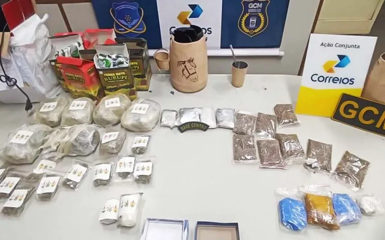 Polícia apreende 3,4 kg de maconha de playboy em Campo Grande, avaliados em R$ 900 mil, enviados pelos Correios.