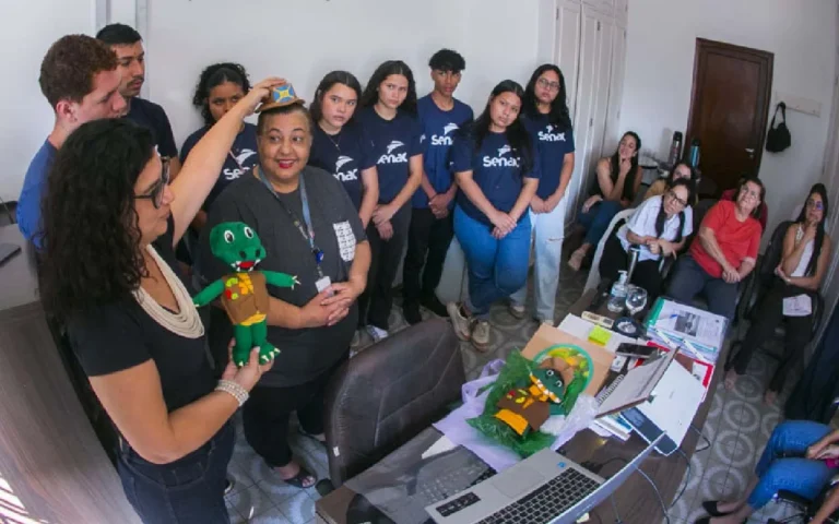 Joca, mascote criado em concurso estudantil, ganha novas versões em Corumbá e reforça ações de educação ambiental no Pantanal.