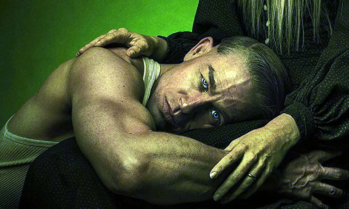 Netflix lança “Monstro: A História de Ed Gein” em 3 de outubro, com Charlie Hunnam no papel do notório assassino.