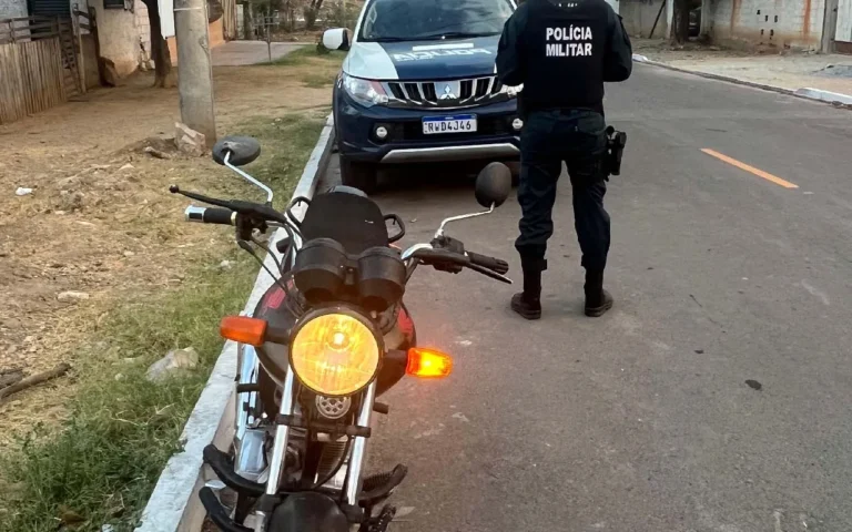Polícia Militar recupera motocicleta furtada em Corumbá após denúncia de morador; veículo foi encontrado na Alameda Brasil.