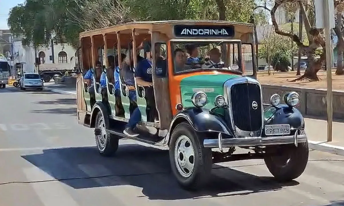 Crianças participam de passeio histórico em ônibus clássicos da Andorinha durante as comemorações dos 247 anos de Corumbá.