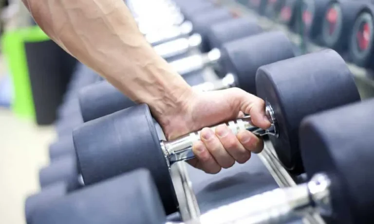 Estudos apontam presença de bactérias perigosas em equipamentos de academias