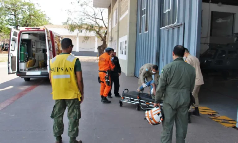 Idoso é resgatado de helicóptero no Pantanal após ser picado por jararaca, em ação conjunta da Marinha e Bombeiros.