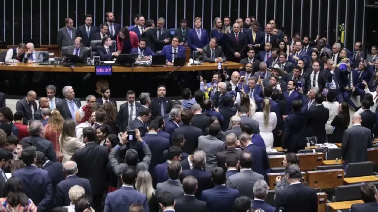 Câmara aprova urgência do PL da Anistia, que pode ser votado direto no plenário e ainda sofrer alterações no texto.