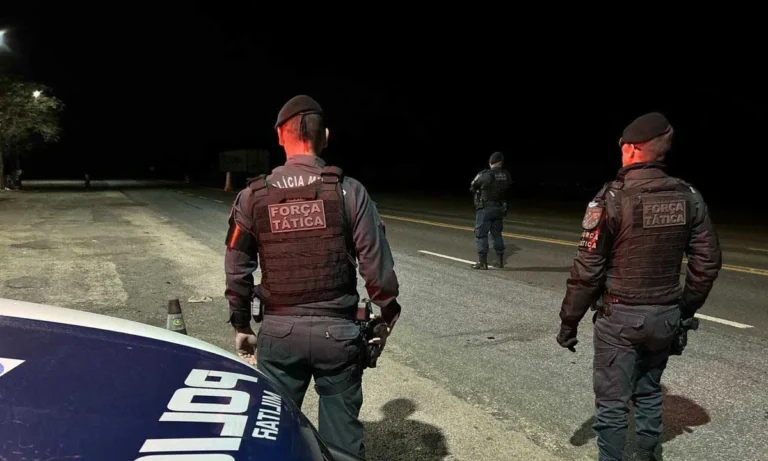 Força Tática prende dois homens com mandados de prisão após tentativa de roubo de motocicleta em Corumbá.