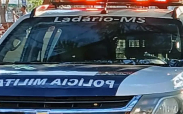 Homem é preso por invasão de propriedade em Ladário após ser contido por populares e levado à Polícia Civil em Corumbá.