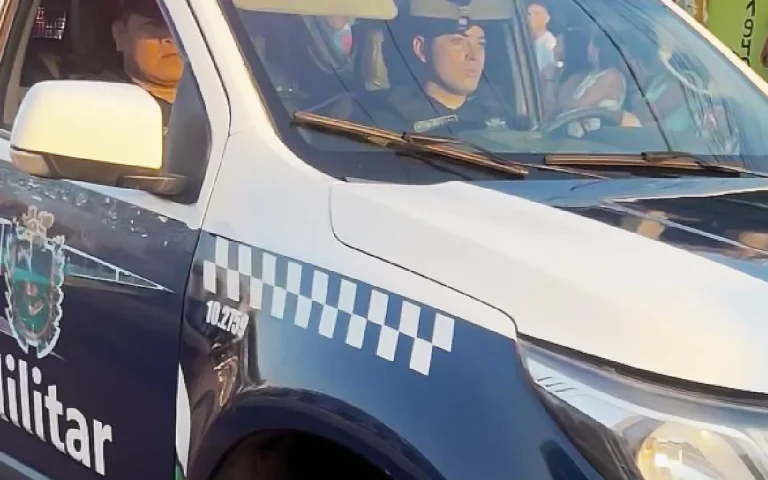 Homem de 54 anos é preso por violência doméstica em Ladário após agredir companheira e ser levado à Polícia Civil.