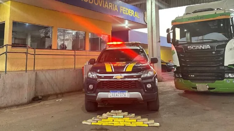 PRF apreende 44,7 kg de cocaína em caminhão durante fiscalização na BR-262, em Miranda (MS).
